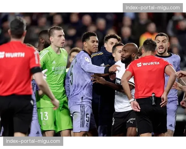 VAR关键判罚引争议，海外社交平台对法甲裁判水平的讨论激增